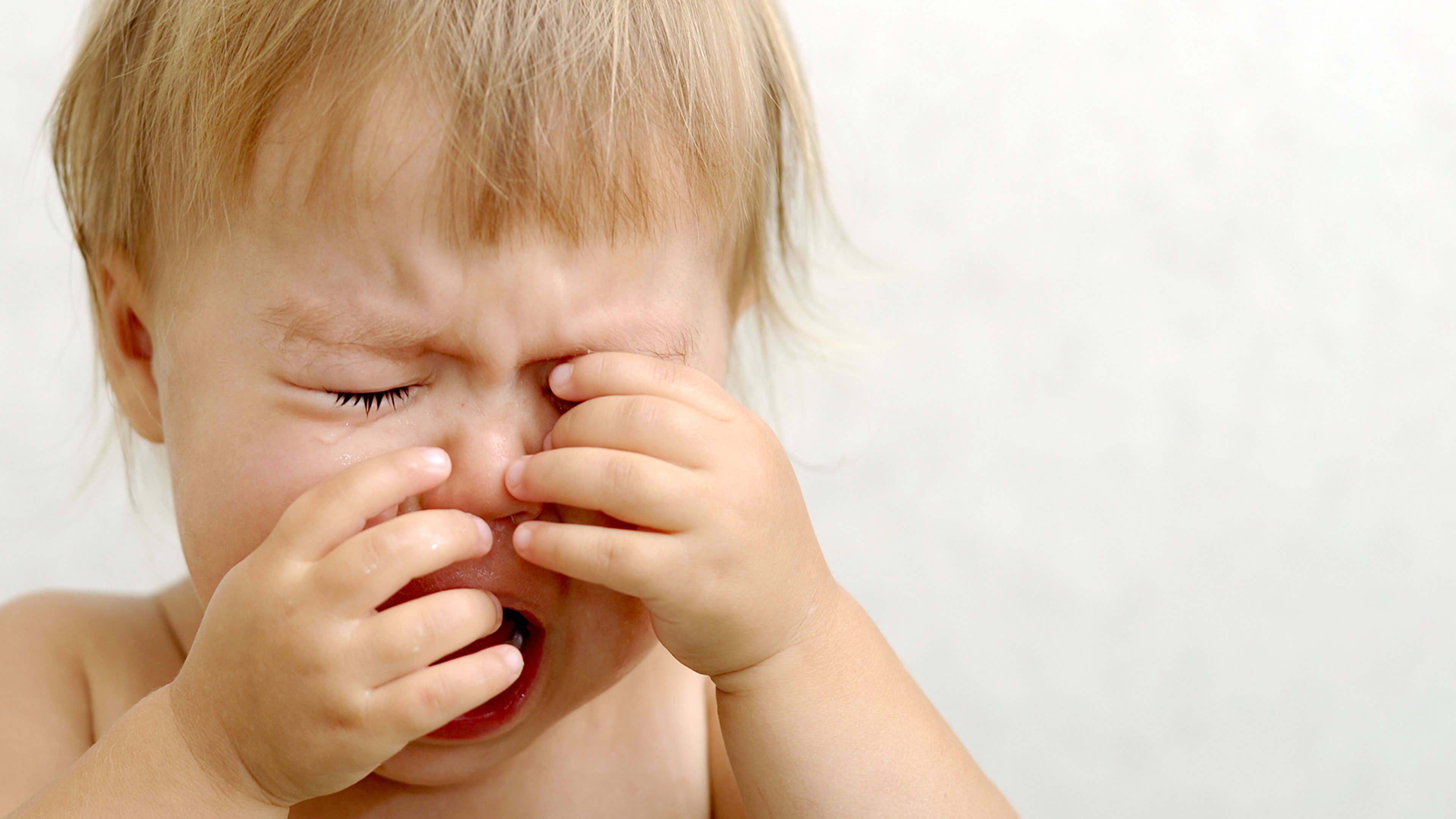 Ребенку 1 год кашляет. Малыш 4 года плачет. Эндокринолог и ребенок плачет. Конъюнктивит и кашель у ребенка 1 год.