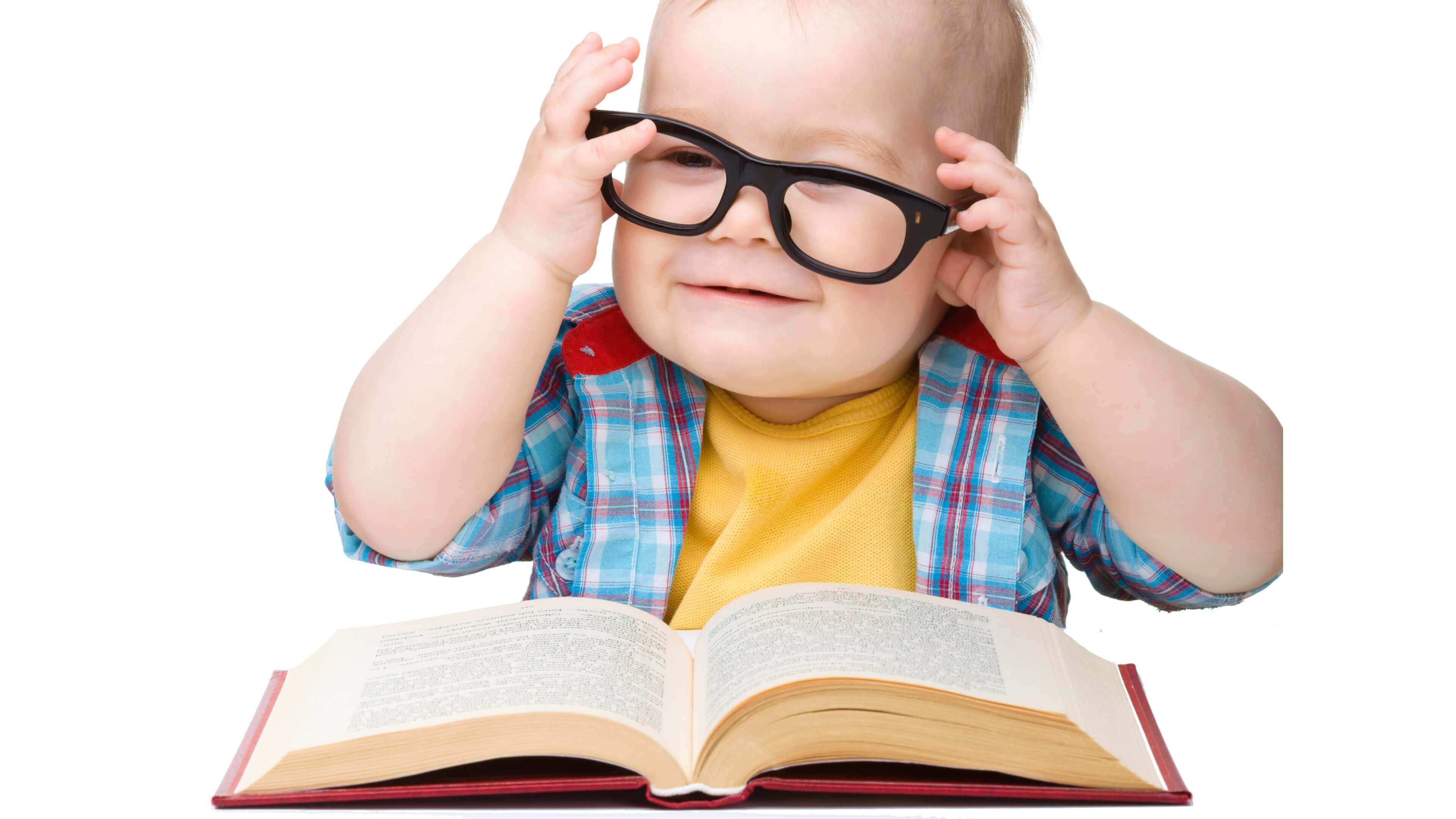 Научился читать в 3 года. Ребенок. Книги для детей. Чтение для детей. Маленький ребенок с книгой.