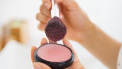 New reports show that makeup (and even toy makeup!) kits contain traces of asbestos. Here's what you need to know and tips for finding clean makeup.