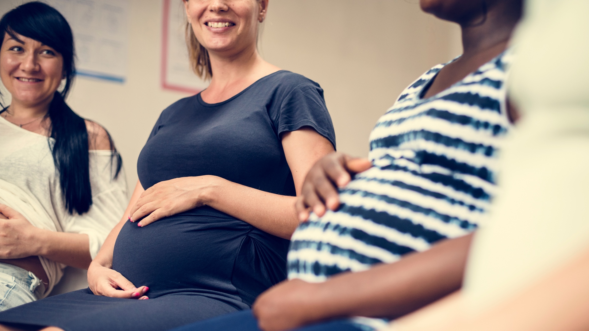 Best Birthing Classes Compared: Mama Natural vs. Lamaze, Bradley, & Hypnobabies!