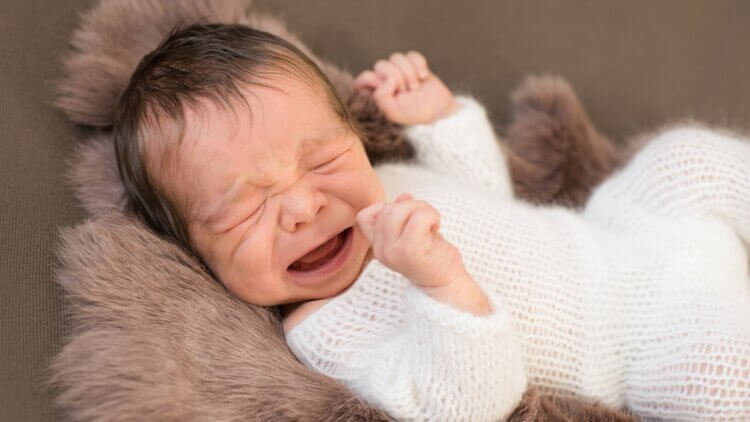 Colic Baby article on Mama Natural image of crying baby