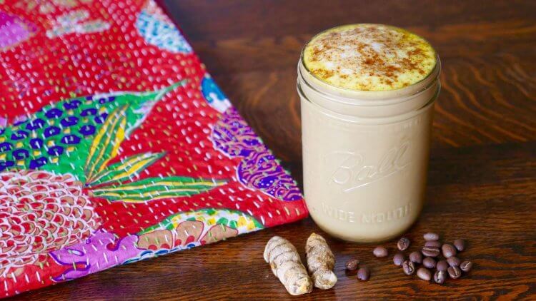 Golden milk latte! Here's an easy golden milk recipe that has all the benefits of the original—and then some—but takes just a few seconds to whip up. YUM!