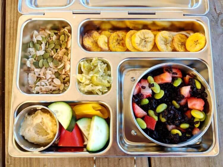 https://www.mamanatural.com/wp-content/uploads/Healthy-School-Lunch-Ideas-hummus-veg-plantain-750x563.jpg