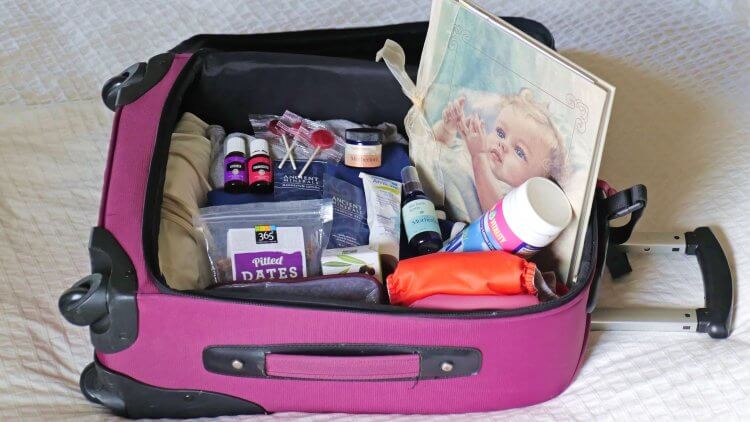Packing for baby's big birthday? Awesome! This hospital bag checklist will make it easy peasy for you. These are natural essentials for birth & beyond.