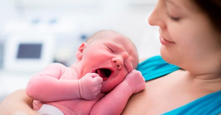 A natural hospital birth IS possible. Find out how you can prepare for a natural hospital birth without unnecessary interventions with these tips.