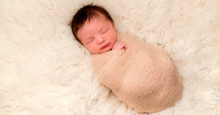 Here’s the best way to swaddle a baby. Plus which babies you SHOULDN’T swaddle, and when you should stop swaddling. Get expert swaddling tips & tricks here.