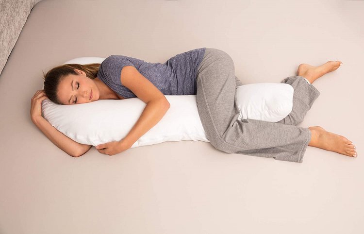 https://www.mamanatural.com/wp-content/uploads/J-shaped-Why-You-Need-a-Pregnancy-Pillow-and-How-to-Find-the-Perfect-One-post-by-Mama-Natural-1-750x482.jpg