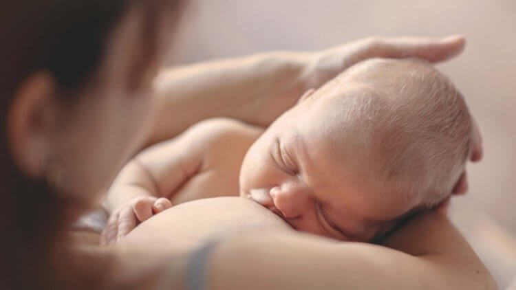 When (and How!) Do You Stop Breastfeeding? Experts & Mamas Weigh In