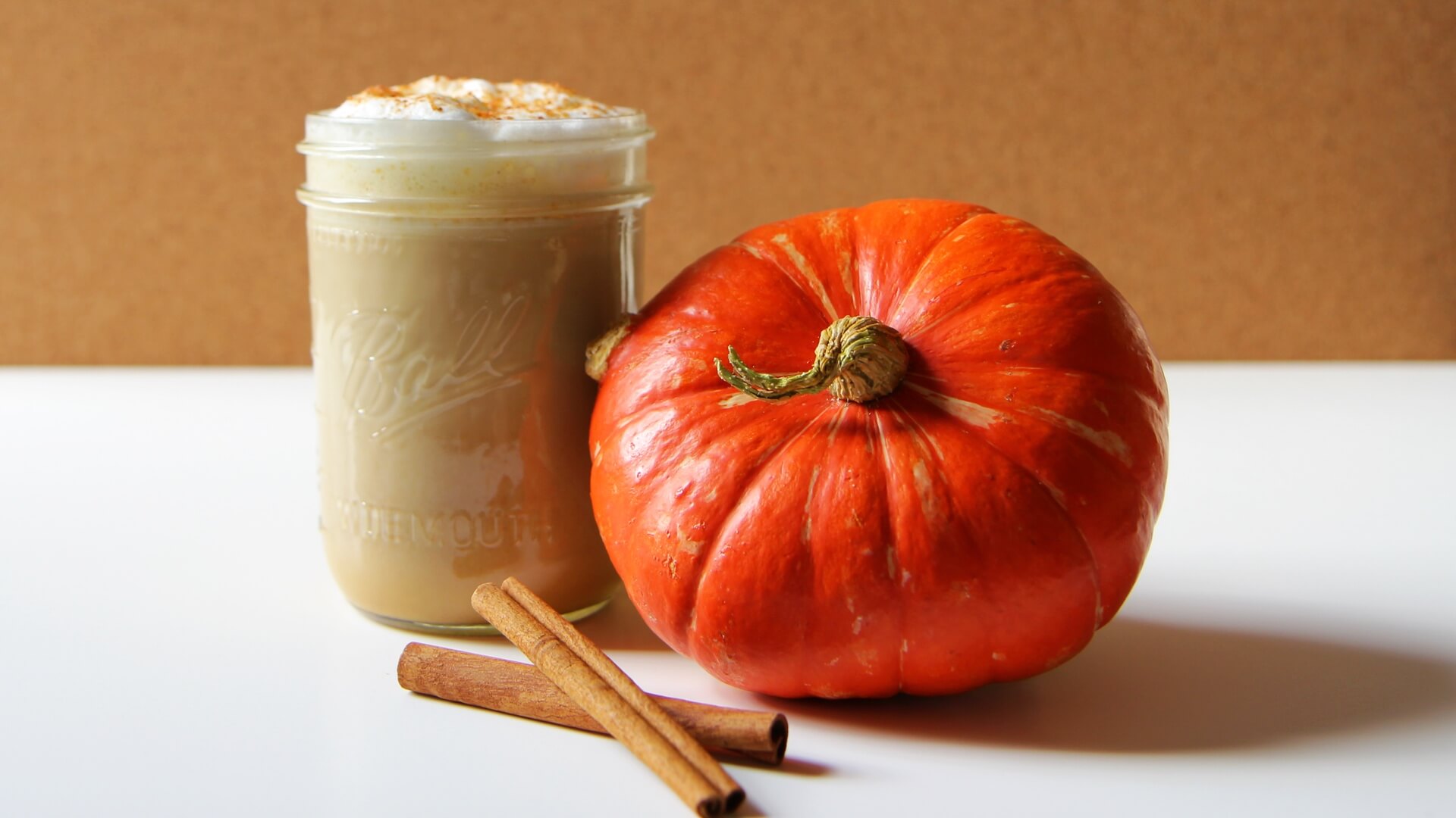 https://www.mamanatural.com/wp-content/uploads/Pumpkin-Spice-Latte-A-Healthier-Version-of-the-Starbucks-Favorite.jpg