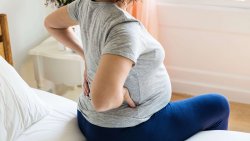 Up to 80% of pregnant mamas have back pain. Learn what causes sciatica, what sciatic pain feels like, plus how to treat sciactica naturally.