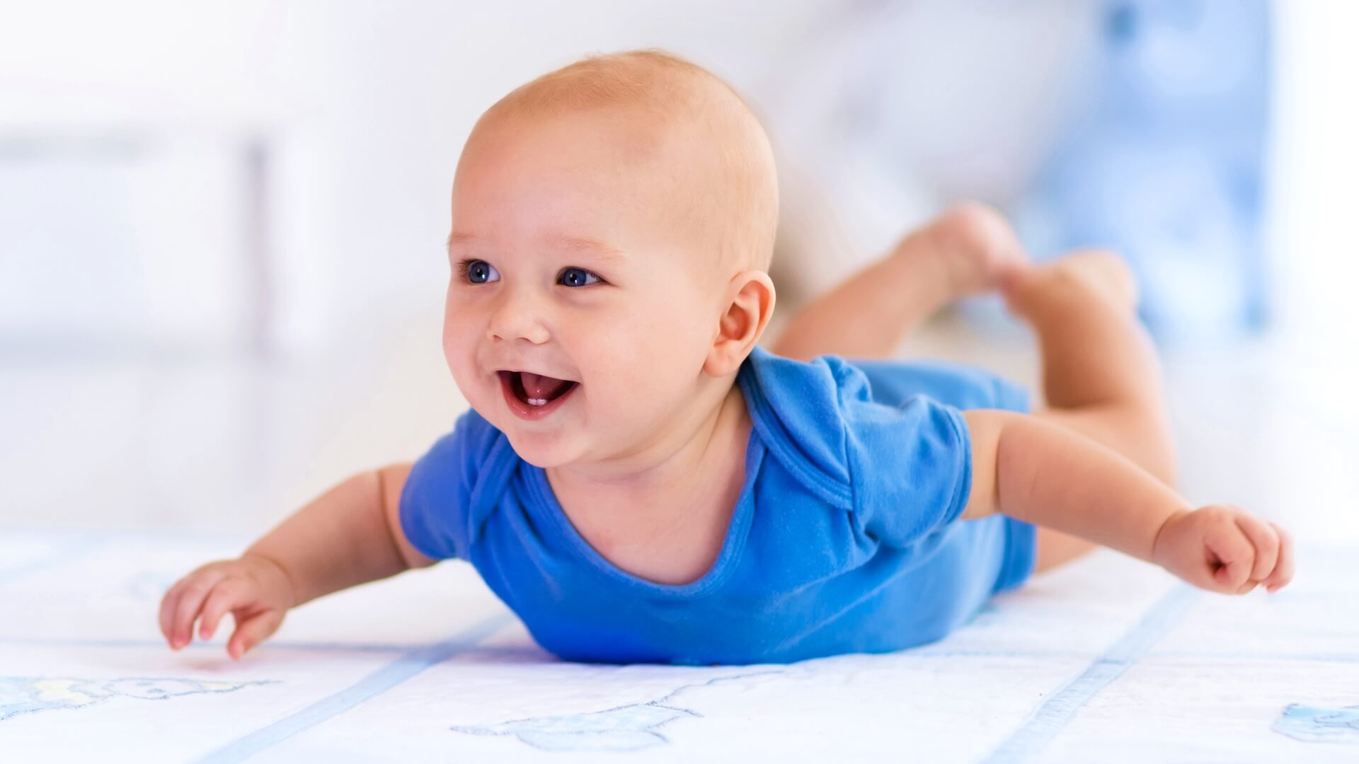 cara mengatasi perut kembung apda bayi dengan tummy time.